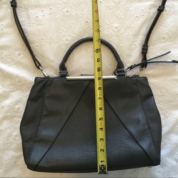 Looks like leather, but isn’t handbag.  -5 - Picture 6 of 7